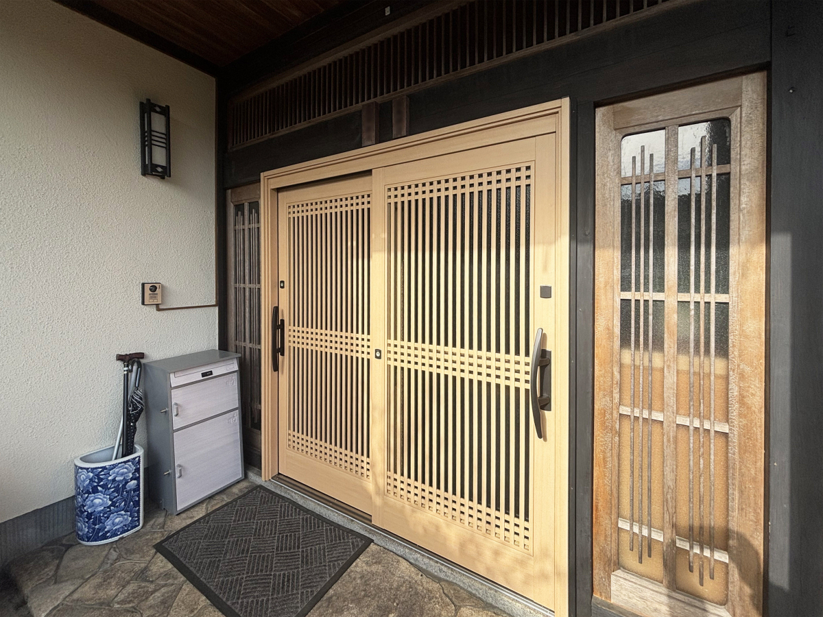 三次トーヨー住器の安芸高田市 | T様邸 | リシェント和風玄関引戸リフォームの施工後の写真2