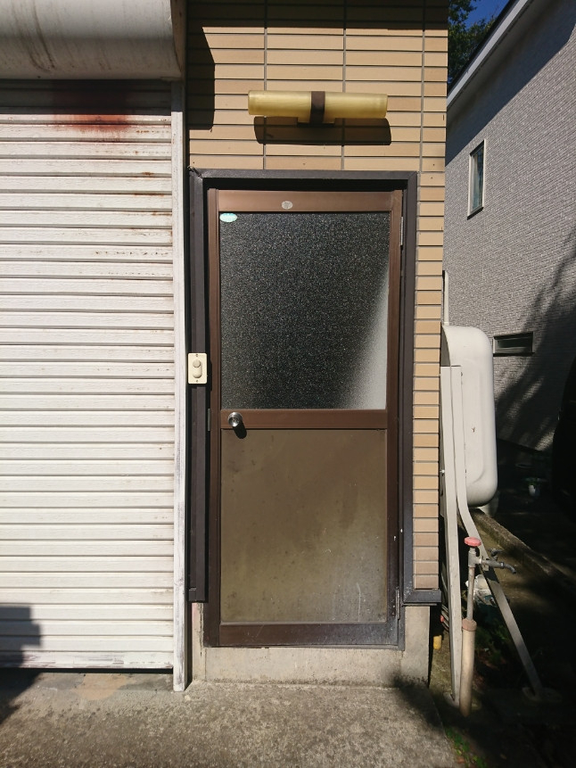 クリマの勝手口ドア交換～　リシェント　～の施工前の写真1
