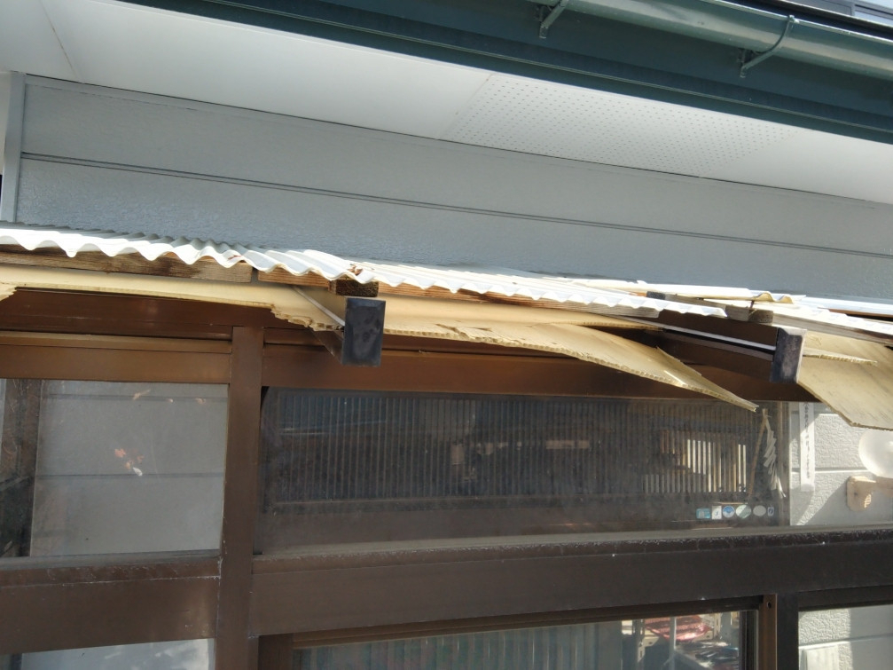 クリマの風除室　屋根材の交換の施工前の写真2