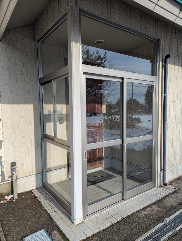 クリマの玄関の雪囲いはアルミへ変更で快適と安心の施工後の写真1