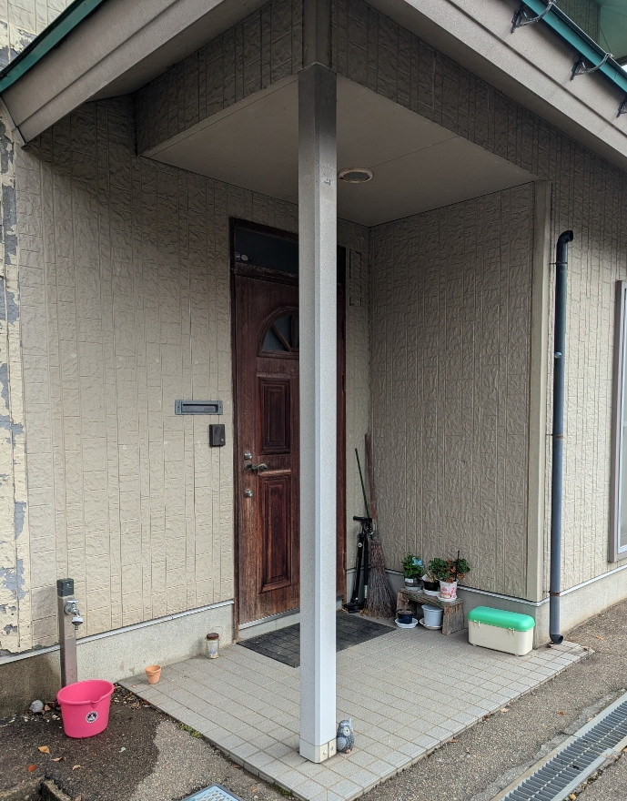 クリマの玄関の雪囲いはアルミへ変更で快適と安心の施工前の写真1