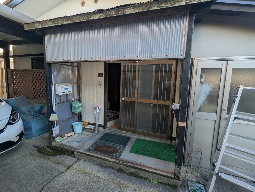 クリマの玄関前リフォームで夏も冬も快適に♪の施工前の写真1