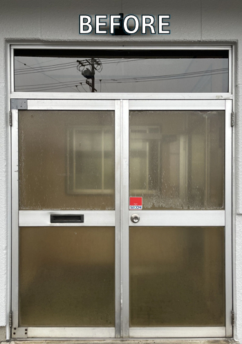 窓お助け隊ホリカワの【瀬戸市】店舗の印象を一新！カバー工法で出入口ドアをリフォームの施工前の写真1