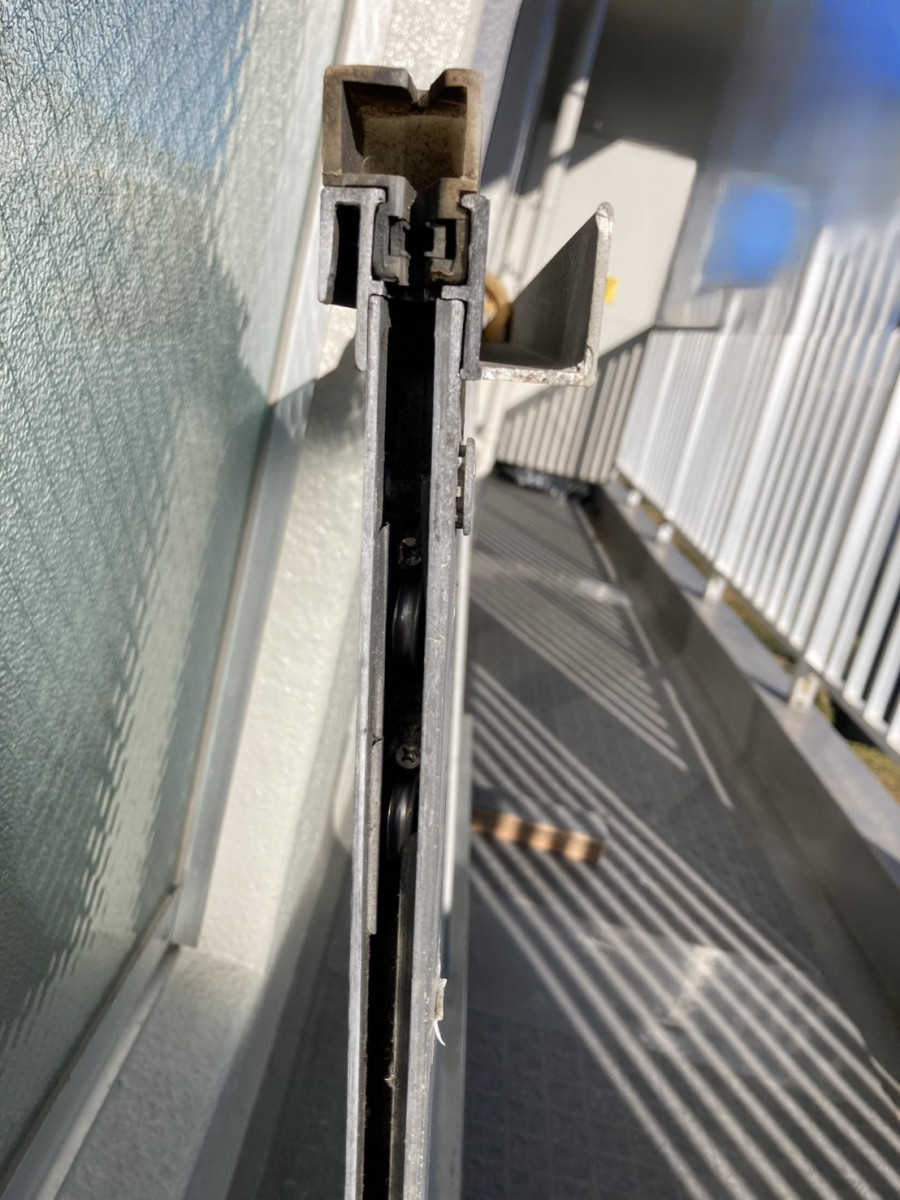 窓お助け隊ホリカワの動かない公団サッシを修理！アルミ引違い窓の戸車交換でスムーズ開閉に改善【守山区】の施工前の写真1