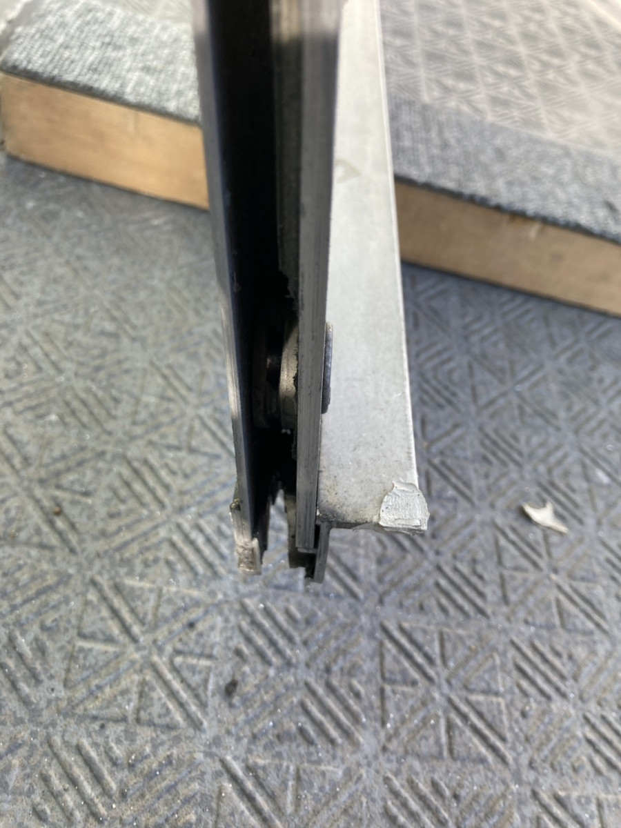 窓お助け隊ホリカワの動かない公団サッシを修理！アルミ引違い窓の戸車交換でスムーズ開閉に改善【守山区】の施工前の写真2