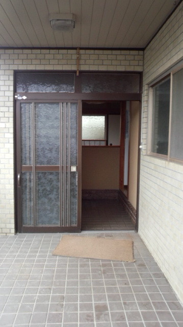 京都サッシセンターの玄関ドア　カバー工法の施工前の写真1