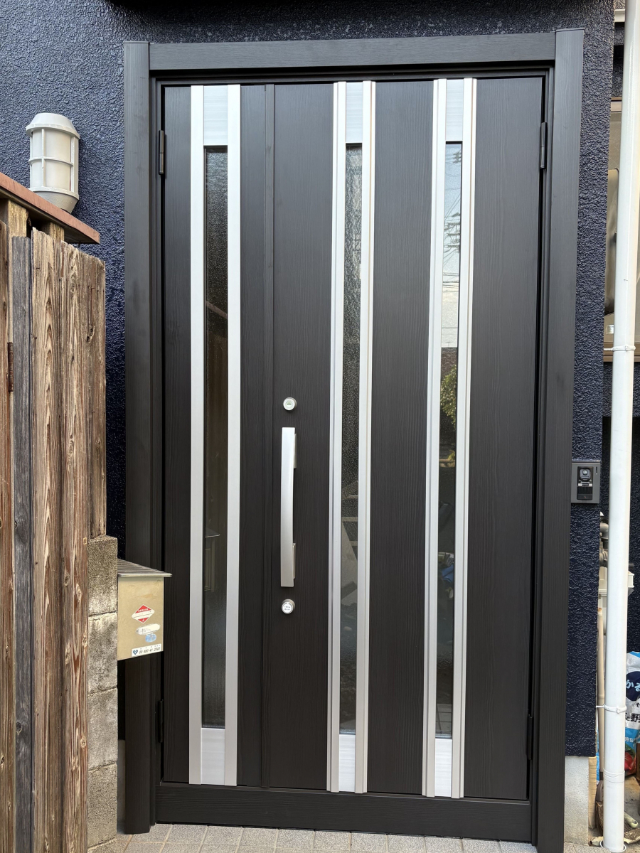京都サッシセンターのたった1日で玄関リフォーム！断熱・防犯性能もアップし、安心で快適な毎日への施工後の写真1