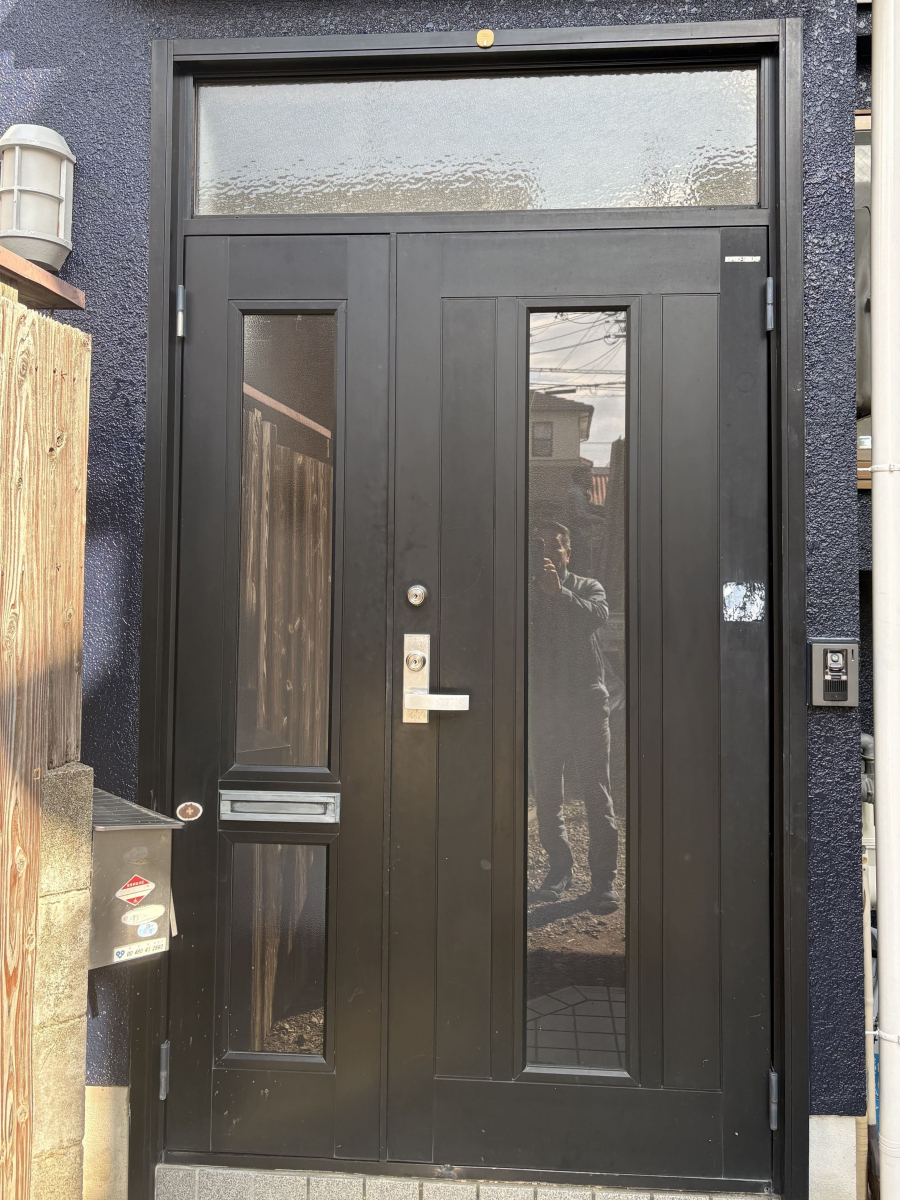 京都サッシセンターのたった1日で玄関リフォーム！断熱・防犯性能もアップし、安心で快適な毎日への施工前の写真1