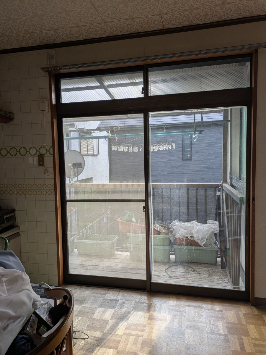 京都サッシセンターの住居へのリフォームを機に内窓「インプラス」を全窓設置！断熱・防音対策で一年中快適な住まいへの施工前の写真2