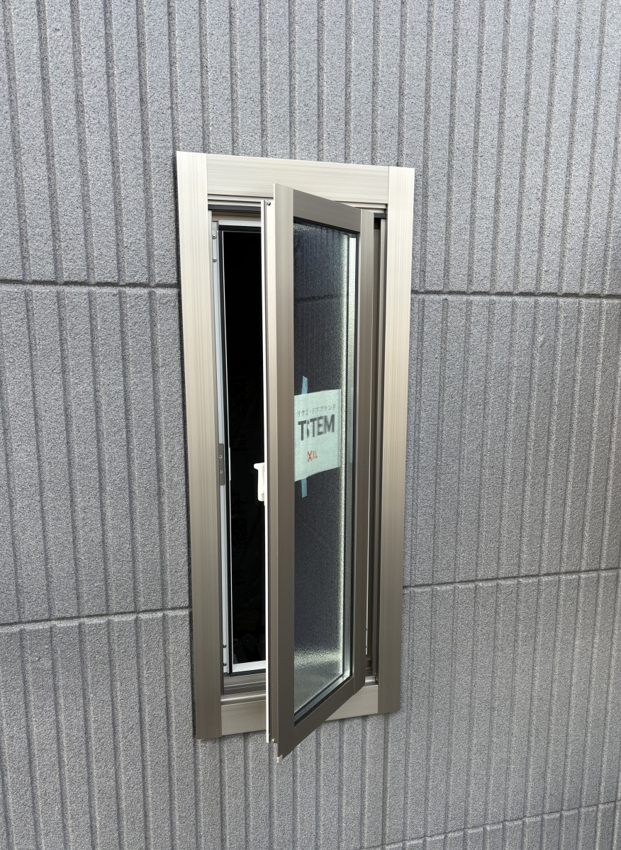 京都サッシセンターの開閉出来ない開き窓の交換の施工後の写真1