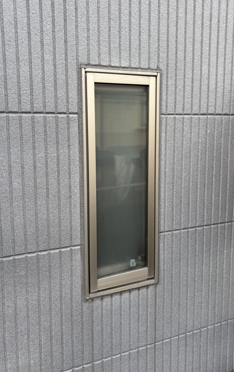 京都サッシセンターの開閉出来ない開き窓の交換の施工前の写真1
