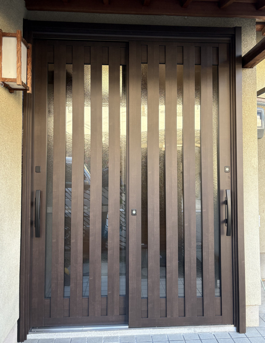 京都サッシセンターの古く開閉困難な玄関引戸を１日で交換の施工後の写真1