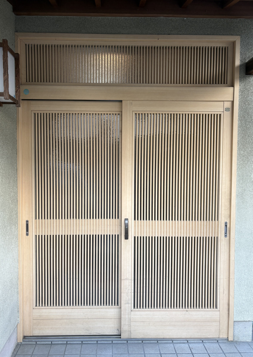 京都サッシセンターの古く開閉困難な玄関引戸を１日で交換の施工前の写真1