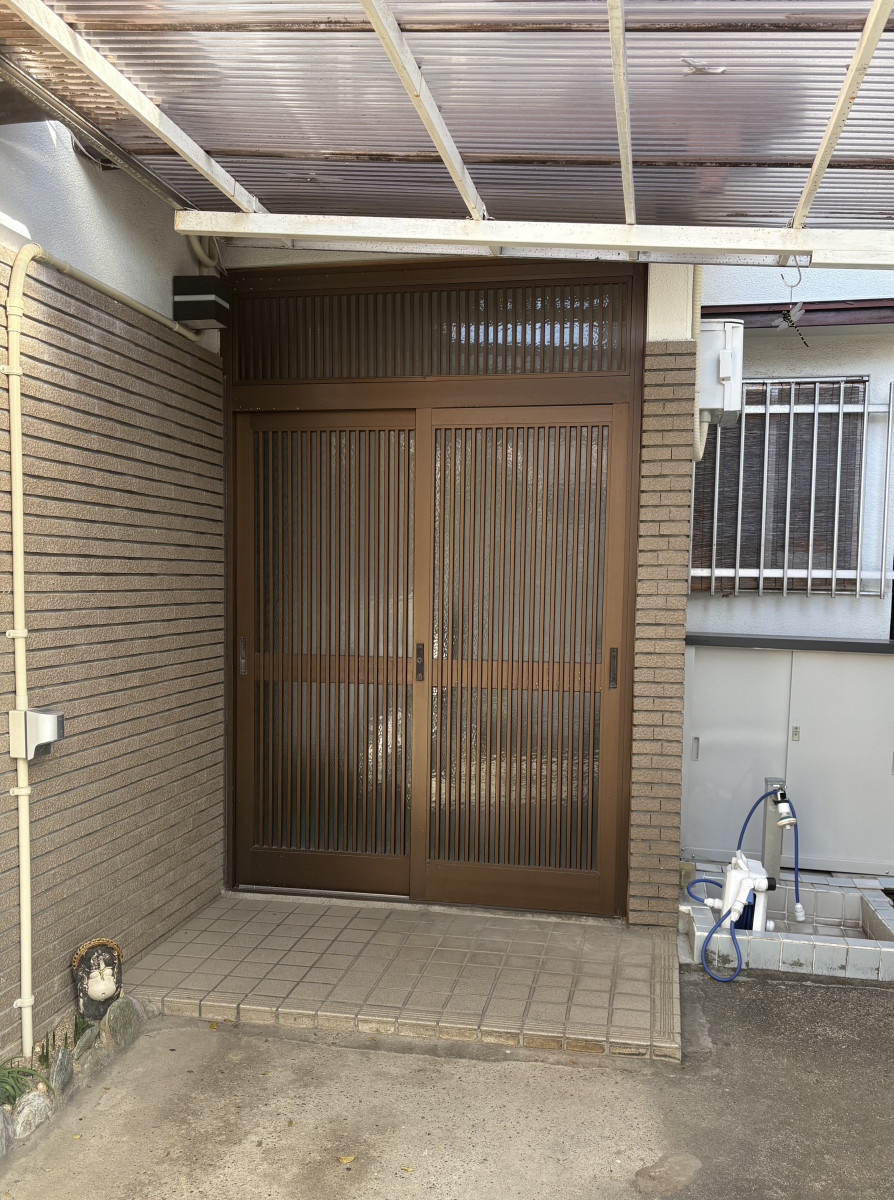 京都サッシセンターの玄関引戸を１日で交換工事の施工前の写真1