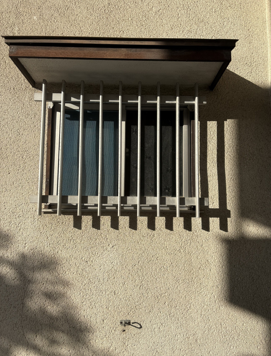 京都サッシセンターのトイレの窓交換をカバー工法で半日で完成の施工前の写真1