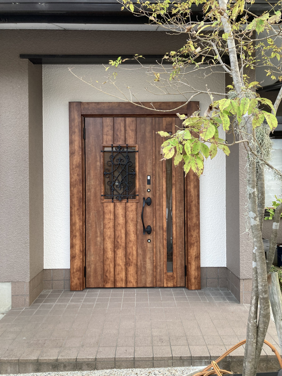 京都サッシセンターの精華町の玄関ドアリフォーム｜1日施工のカバー工法でおしゃれな木目調の玄関に（木津川市・京田辺市対応）の施工後の写真1