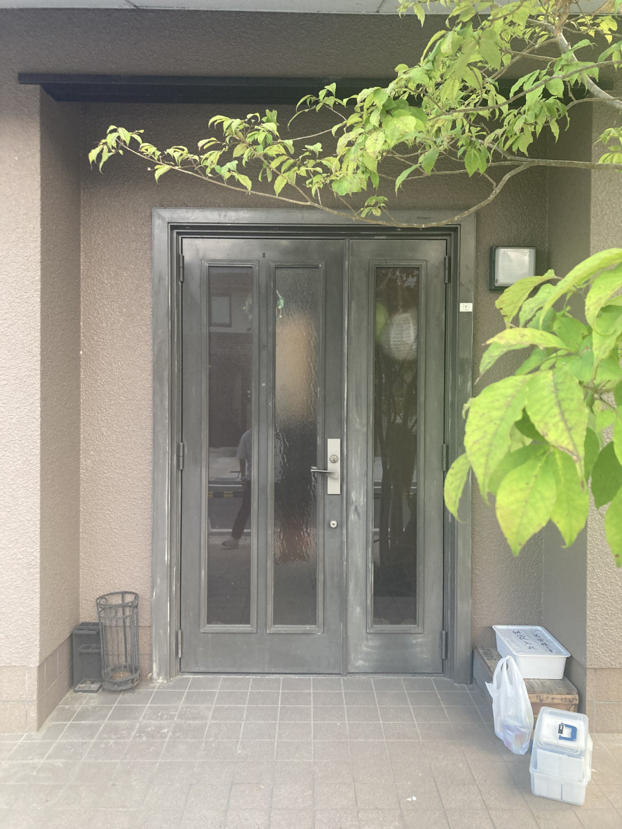 京都サッシセンターの精華町の玄関ドアリフォーム｜1日施工のカバー工法でおしゃれな木目調の玄関に（木津川市・京田辺市対応）の施工前の写真1