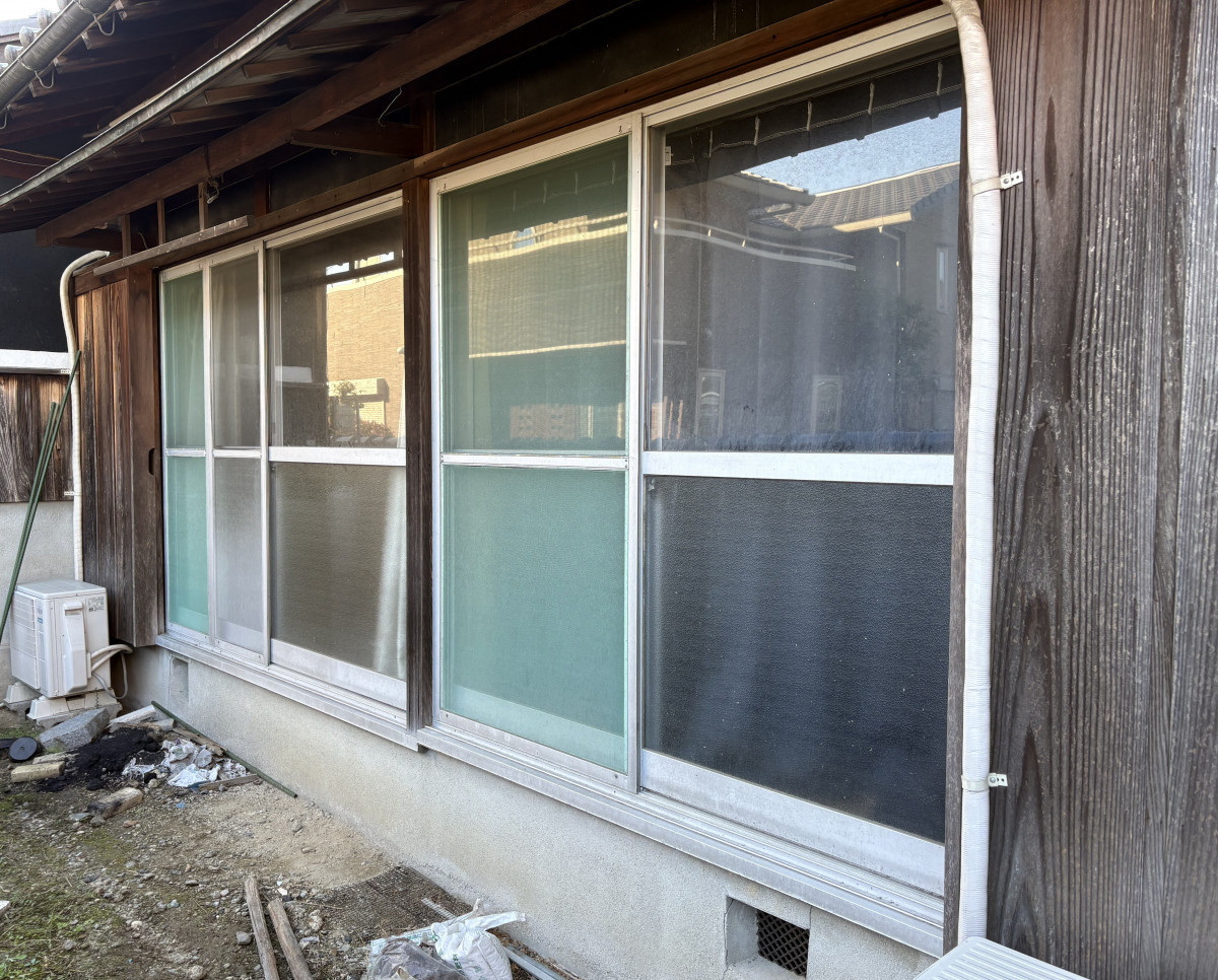 京都サッシセンターの住宅省エネ補助金を活用してカバー工法で窓交換の施工前の写真1