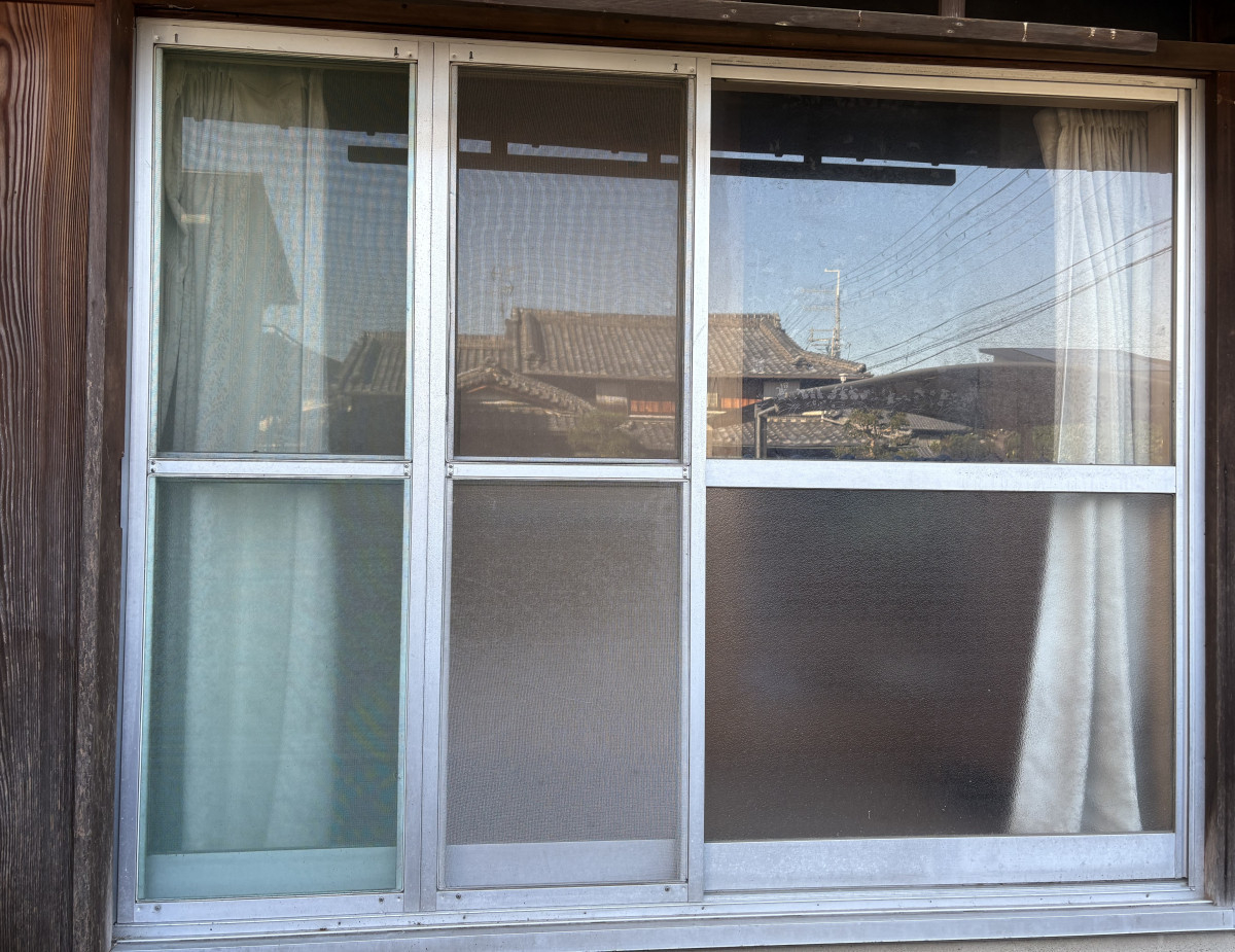京都サッシセンターの住宅省エネ補助金を活用してカバー工法で窓交換の施工前の写真2
