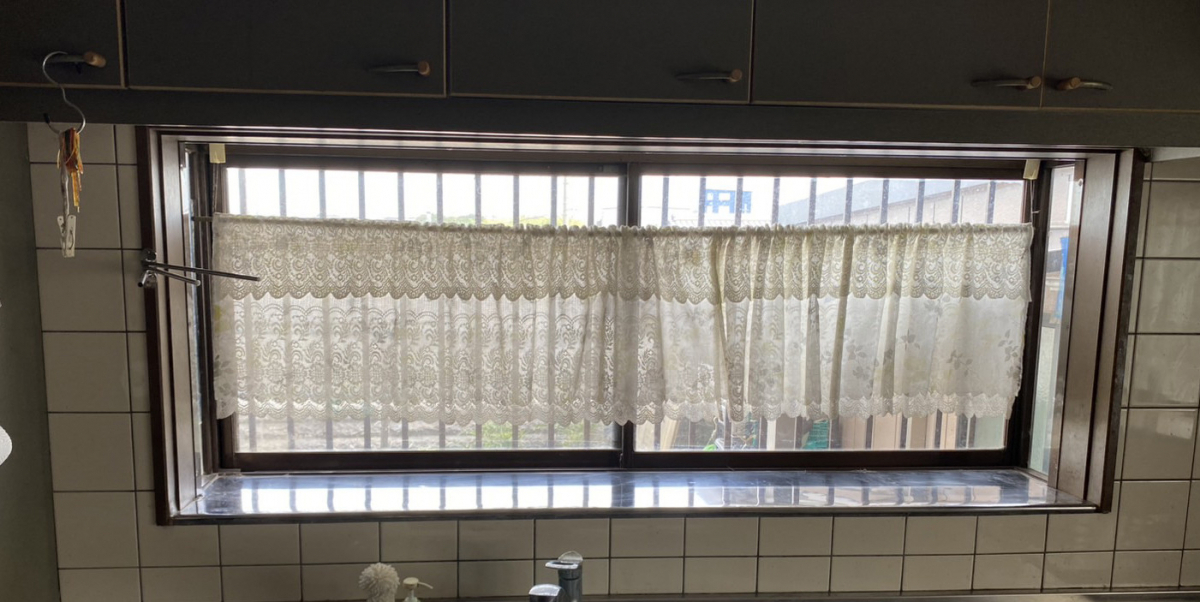 ヤスオ疊店の神戸市西区　出窓に内窓設置で補助金使用の施工前の写真1