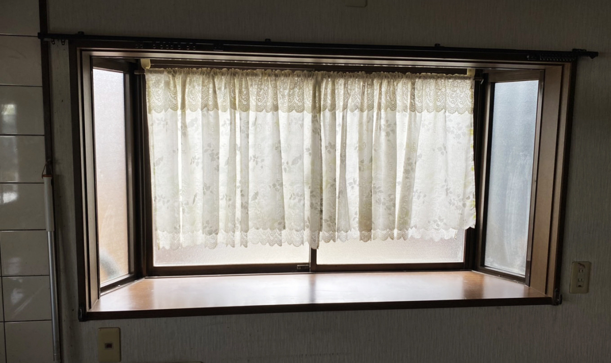 ヤスオ疊店の神戸市西区　出窓に内窓設置で補助金使用の施工前の写真2