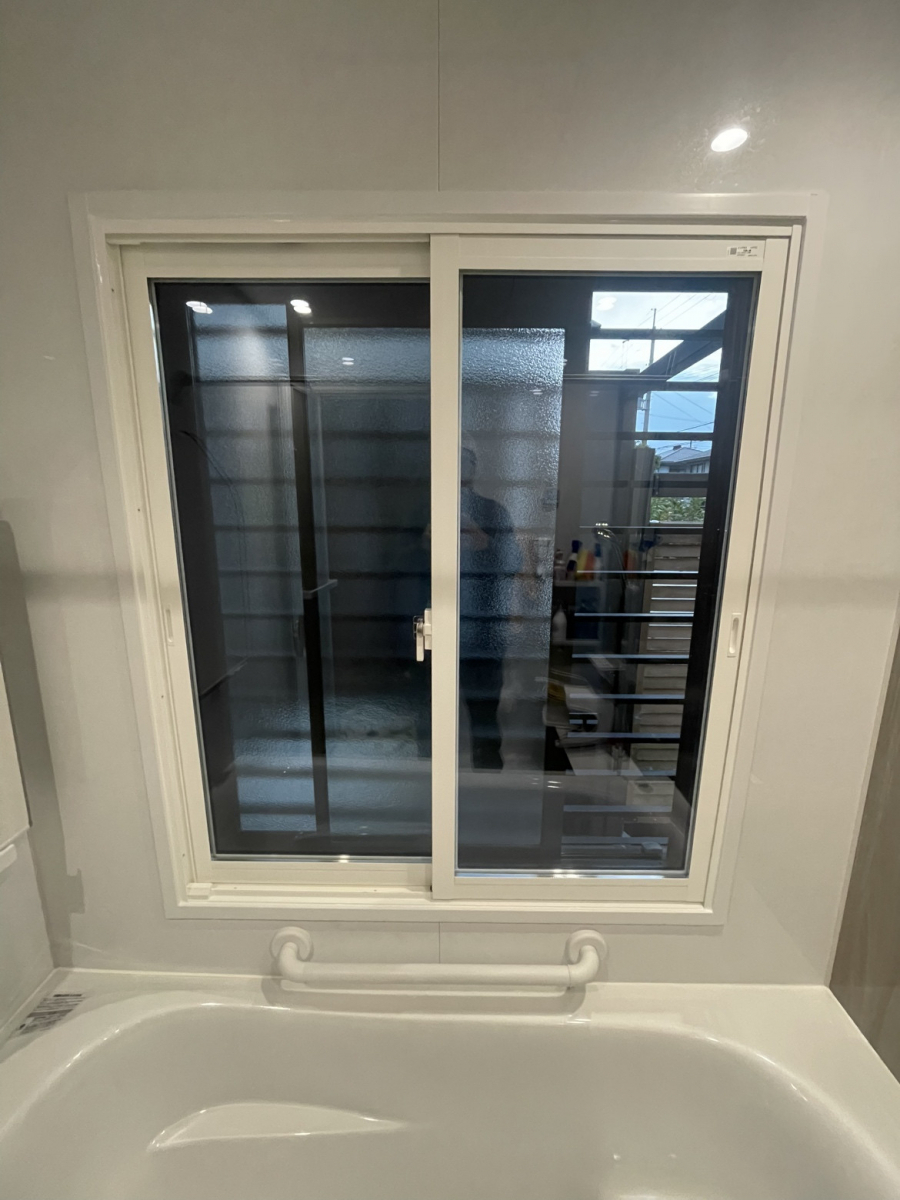 ヤスオ疊店の内窓10ヶ所で断熱力アップ！お風呂も明るくなるリフォーム事例【補助金は年内施工必須】の施工後の写真2