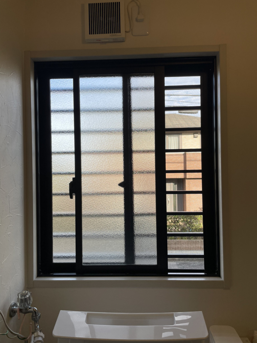 ヤスオ疊店の内窓10ヶ所で断熱力アップ！お風呂も明るくなるリフォーム事例【補助金は年内施工必須】の施工前の写真1