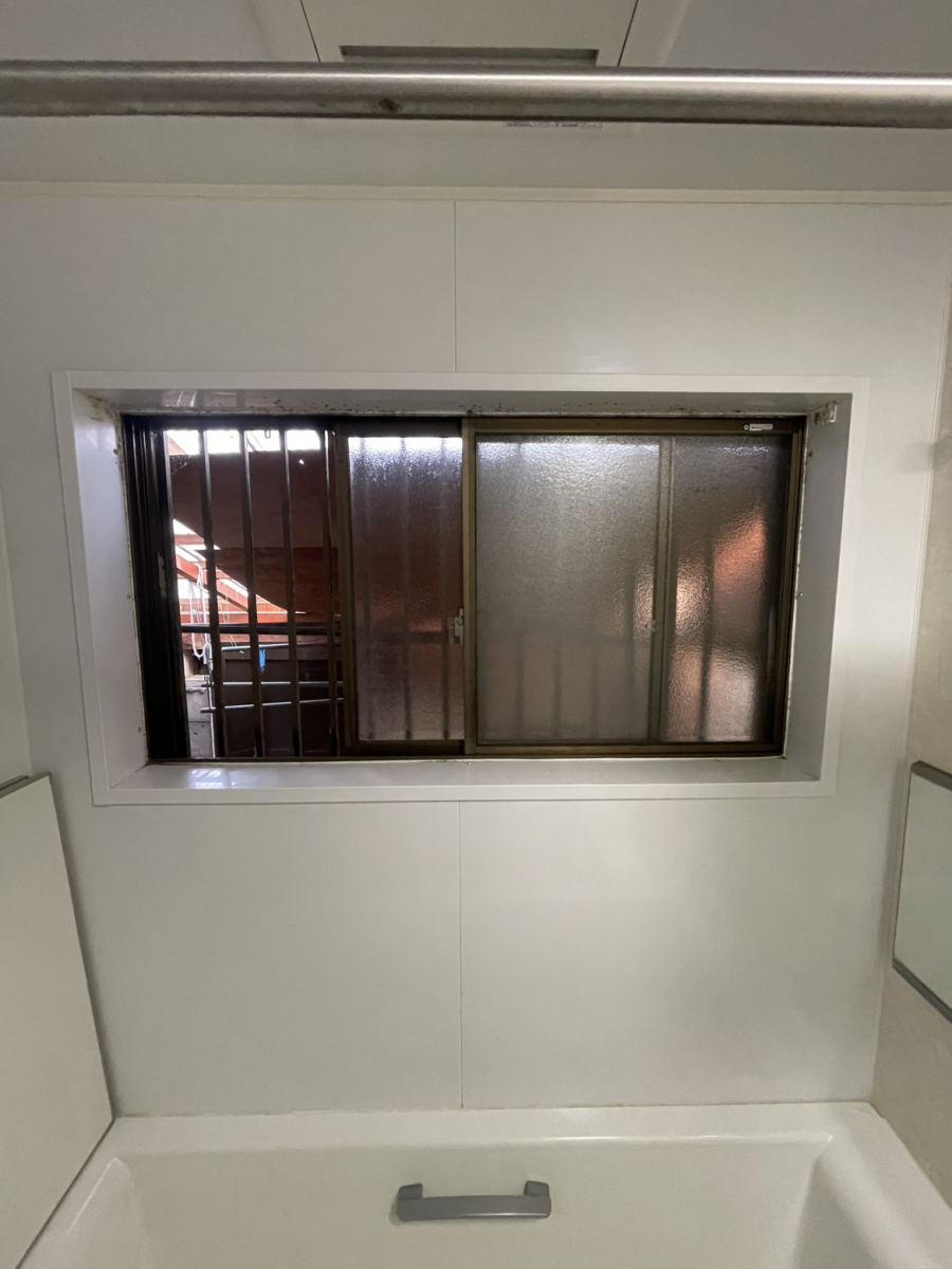ヤスオ疊店のイベントご来場からご依頼へ！浴室が明るくなるプレシャスホワイト内窓施工の施工前の写真1