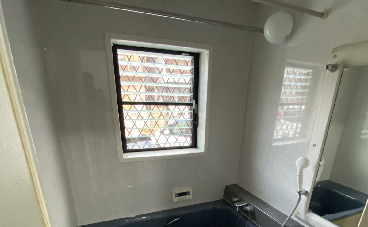 ヤスオ疊店のシステムバス交換＋内窓で快適に｜爽やかな浴室リフォーム事例の施工前の写真1