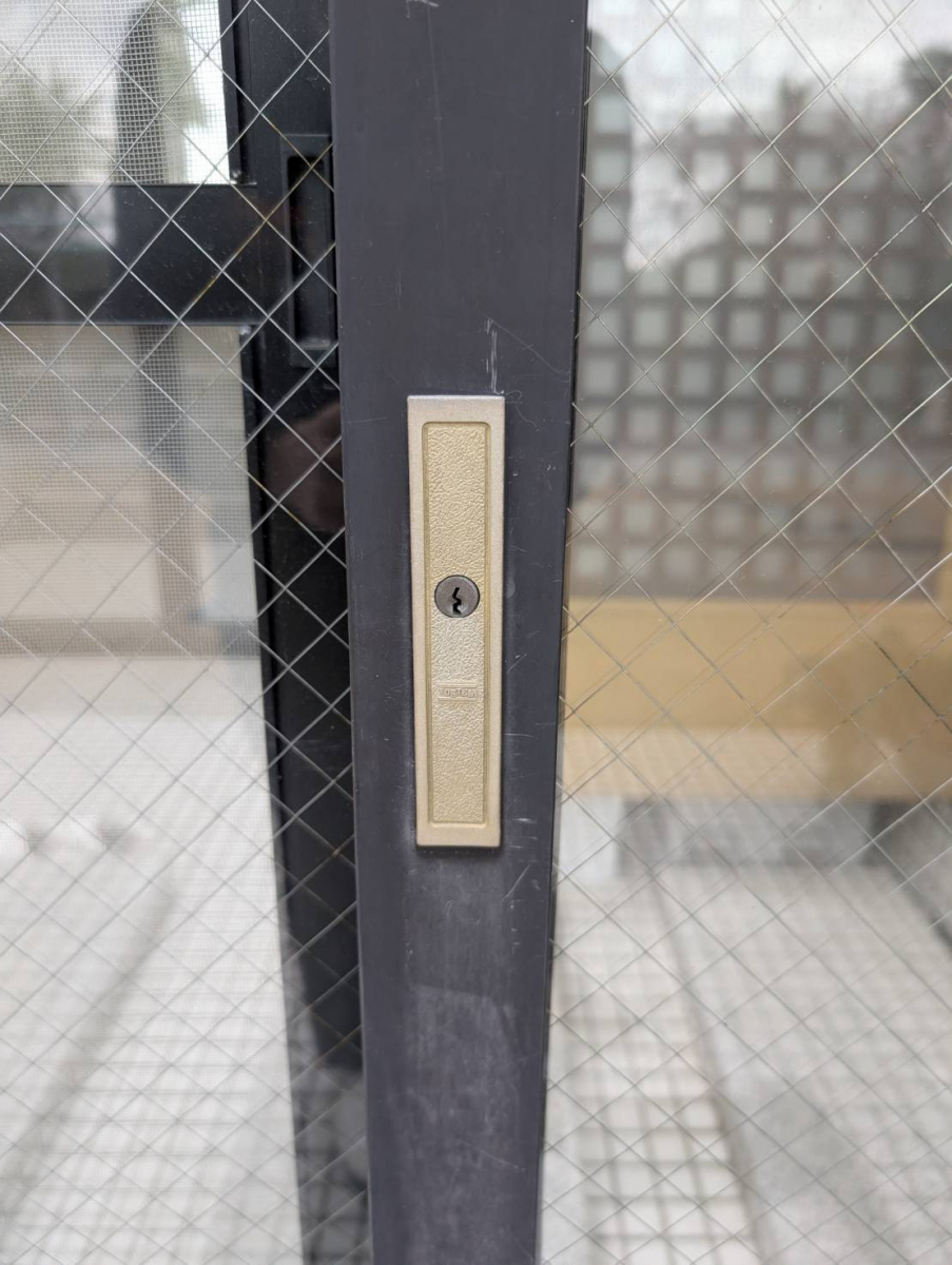 井山サッシ工業の【平塚市】 引分け戸 召し合わせ錠交換の施工前の写真2