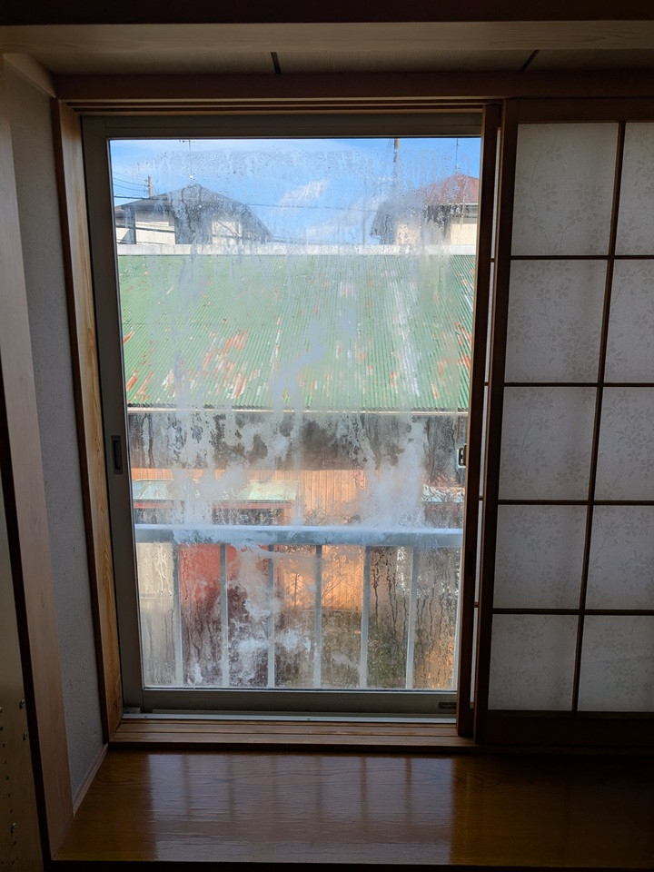 井山サッシ工業の【平塚市】内部結露...ペアガラス交換　第二期工事の施工前の写真1