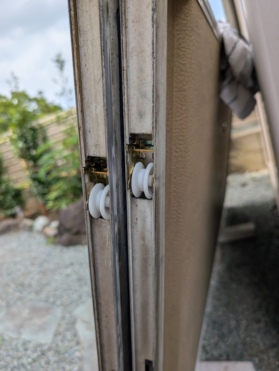 井山サッシ工業の【伊勢原市】雨戸の動きが悪い！重い...　戸車交換！の施工後の写真1