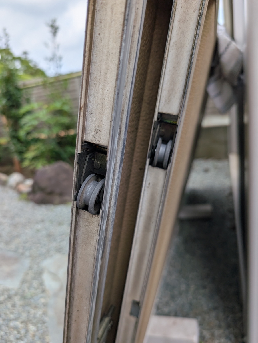 井山サッシ工業の【伊勢原市】雨戸の動きが悪い！重い...　戸車交換！の施工前の写真1