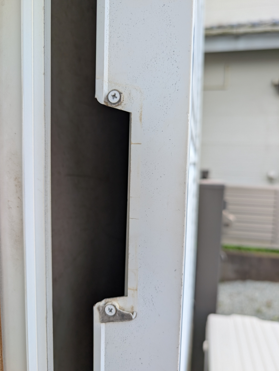 井山サッシ工業の【伊勢原市】雨戸の動きが悪い！重い...　戸車交換！の施工前の写真3