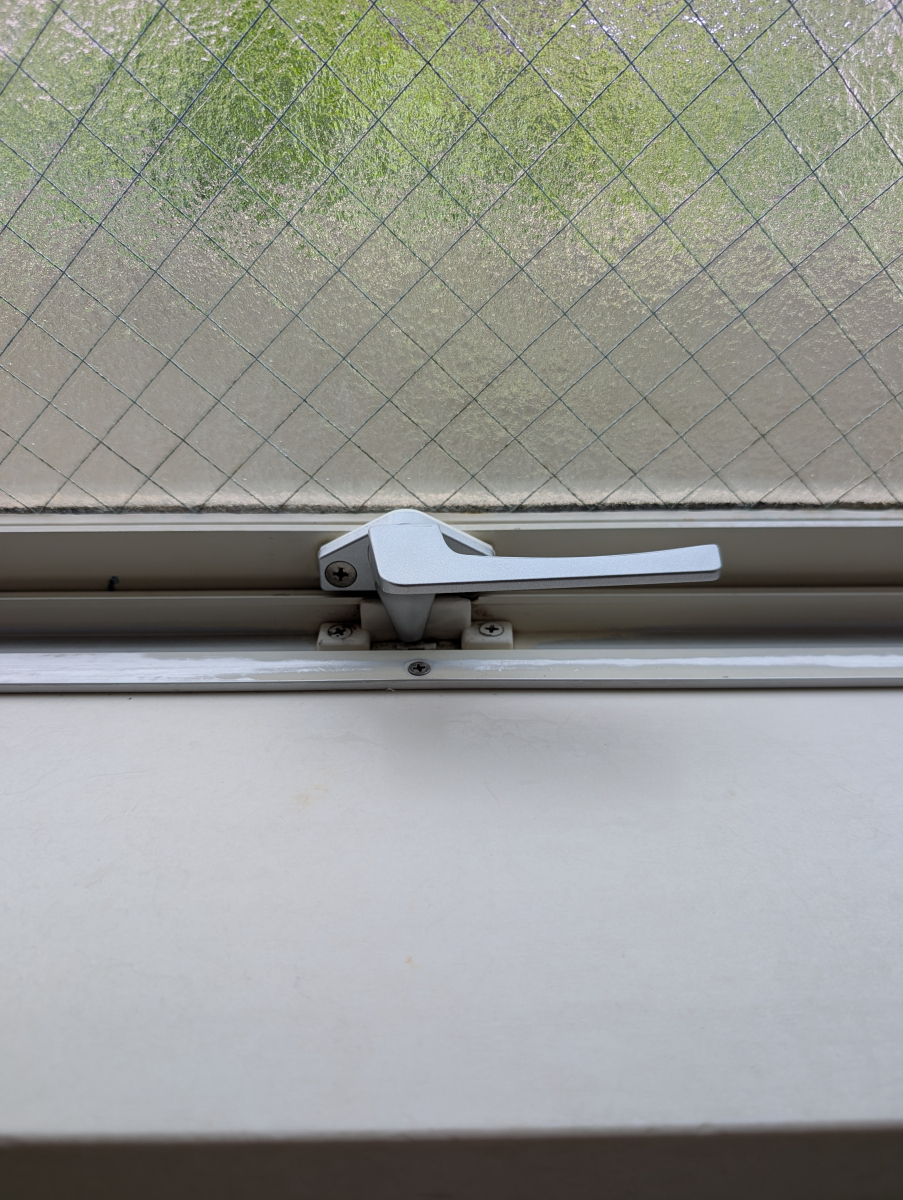 井山サッシ工業の【秦野市】浴室窓のカムラッチハンドルが...の施工後の写真1