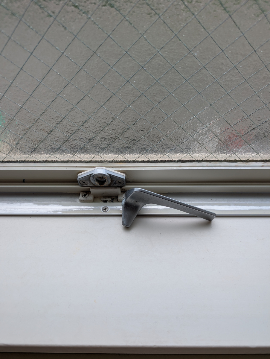 井山サッシ工業の【秦野市】浴室窓のカムラッチハンドルが...の施工前の写真1