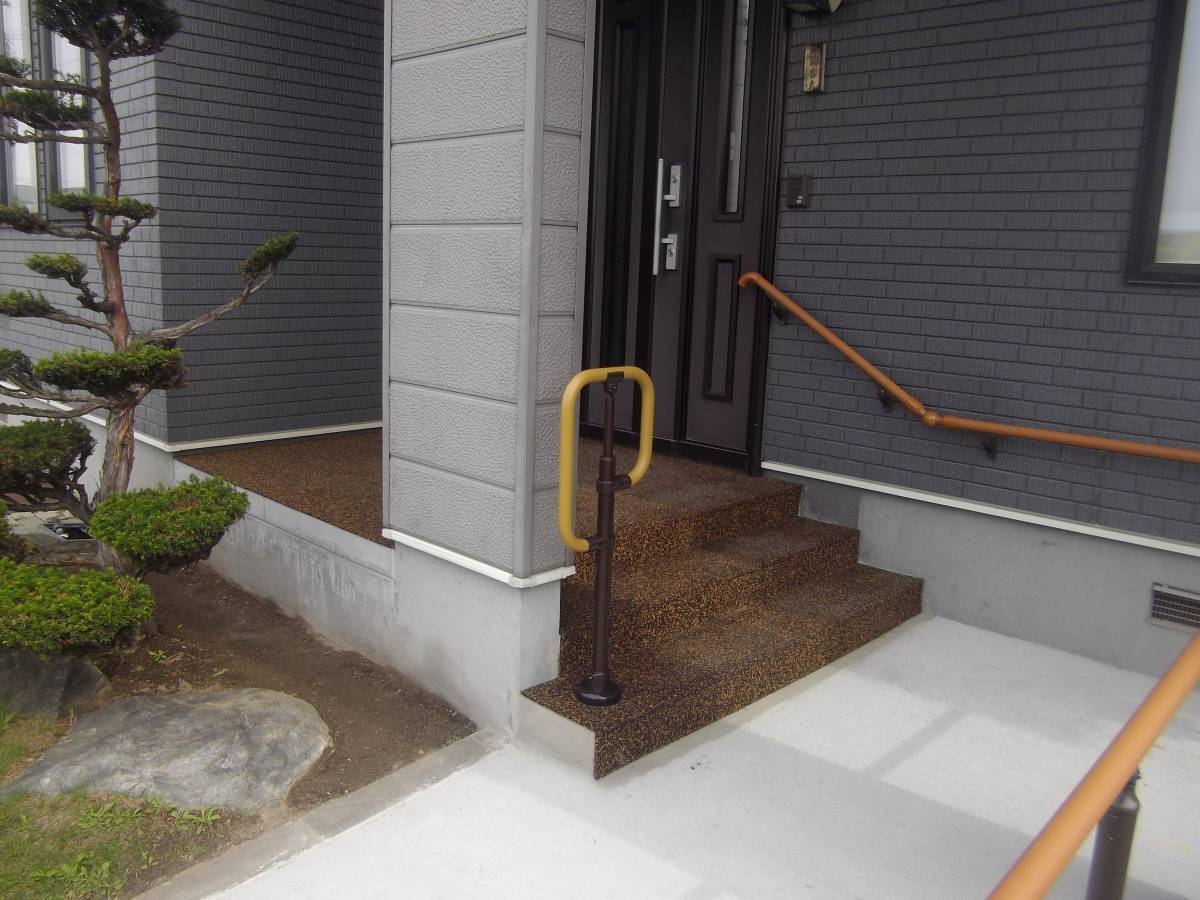 住まいの工事屋さんの玄関前の段差を緩やかにしました。の施工後の写真1