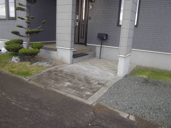 住まいの工事屋さんの玄関前の段差を緩やかにしました。施工事例写真1