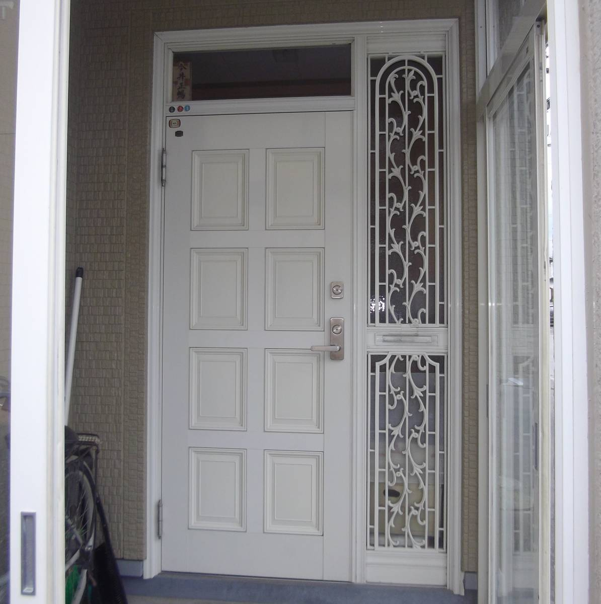 住まいの工事屋さんのドアとサッシを取り換えました。の施工前の写真1