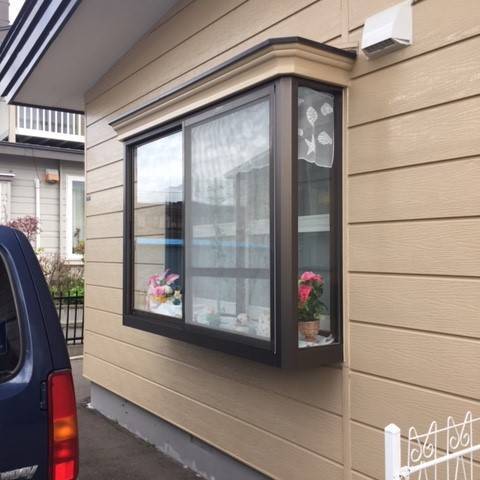 住まいの工事屋さんの出窓サッシを新しく直しました。の施工前の写真1
