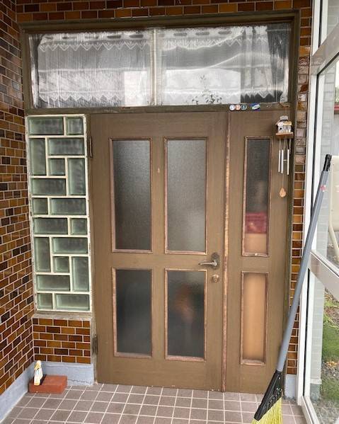 住まいの工事屋さんの玄関ドアが新しくなりました!の施工前の写真1