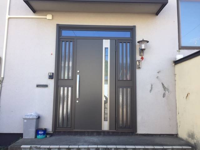 住まいの工事屋さんの玄関引戸を新しくドアにしました。の施工後の写真1