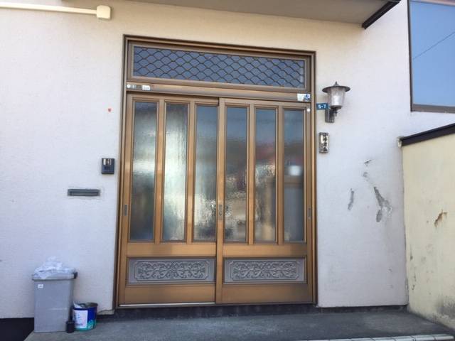 住まいの工事屋さんの玄関引戸を新しくドアにしました。の施工前の写真1