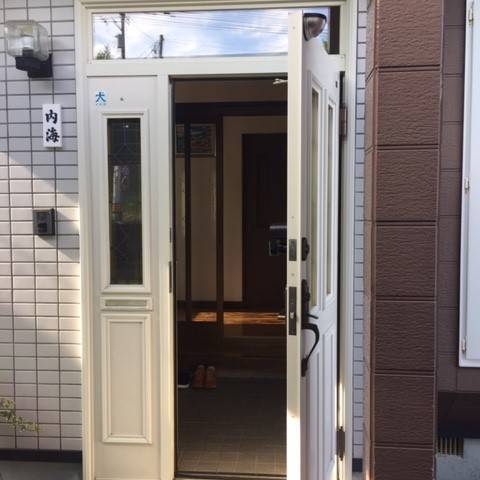 住まいの工事屋さんの玄関ドアを新しくしました。の施工前の写真1