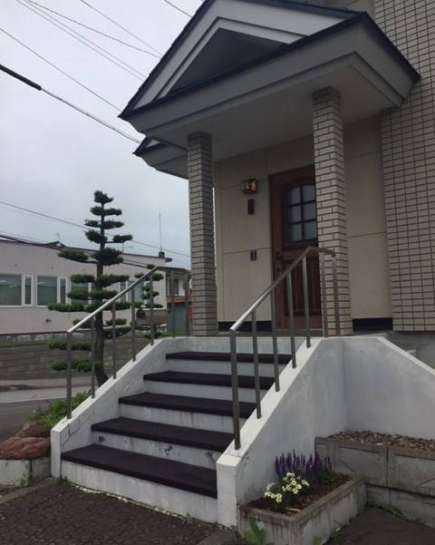 住まいの工事屋さんの玄関前階段を快適にしました。の施工前の写真1