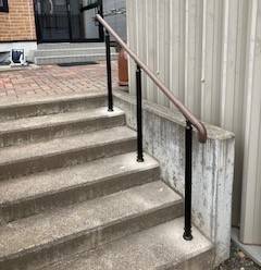 住まいの工事屋さんの玄関前、階段へ手すりを取り付けしました。施工事例写真1