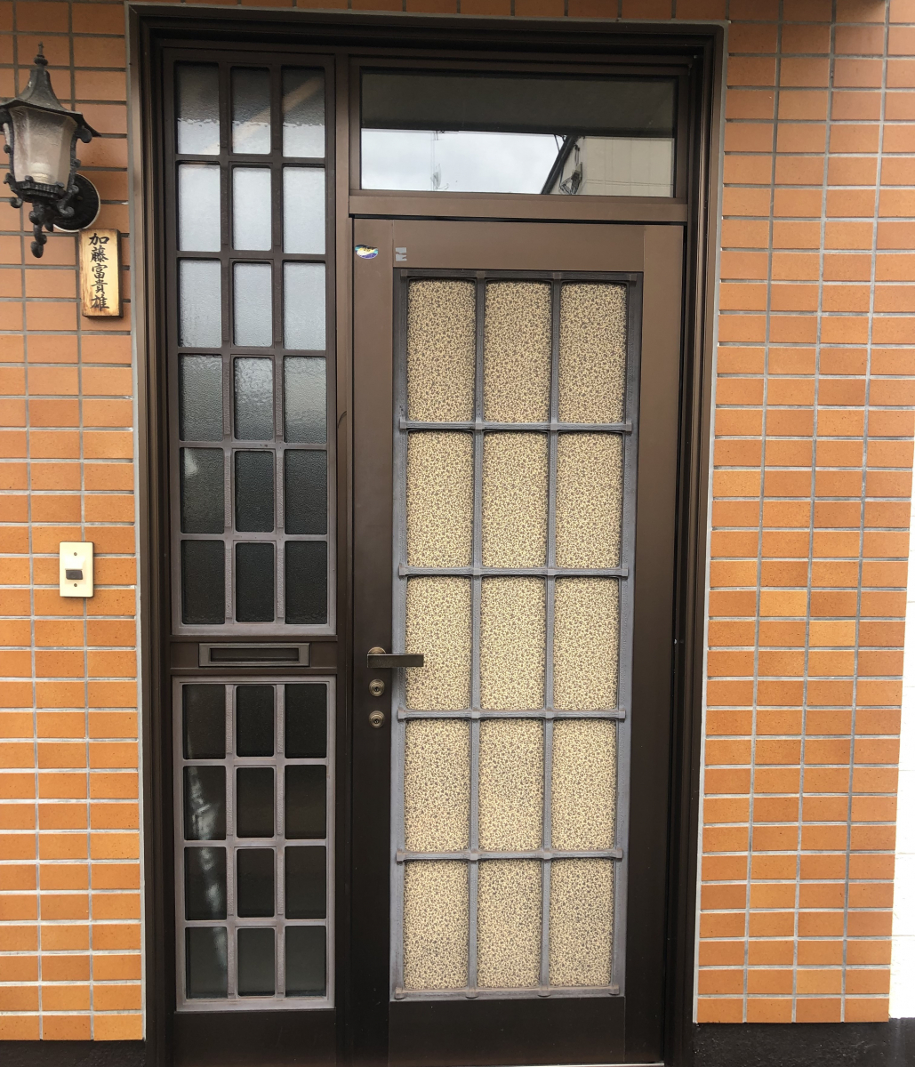 住まいの工事屋さんの玄関ドアを交換しましたの施工前の写真1