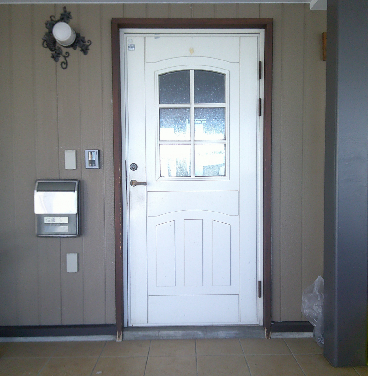 住まいの工事屋さんの玄関ドアを交換しました。の施工前の写真1