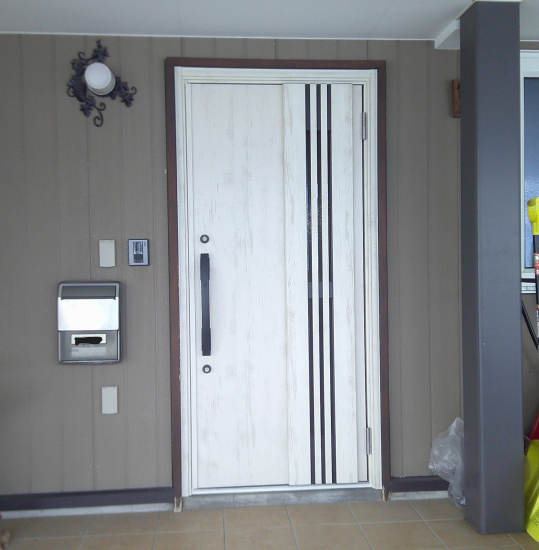 住まいの工事屋さんの玄関ドアを交換しました。施工事例写真1