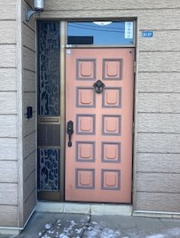 住まいの工事屋さんの玄関ドアを交換しました。の施工前の写真1
